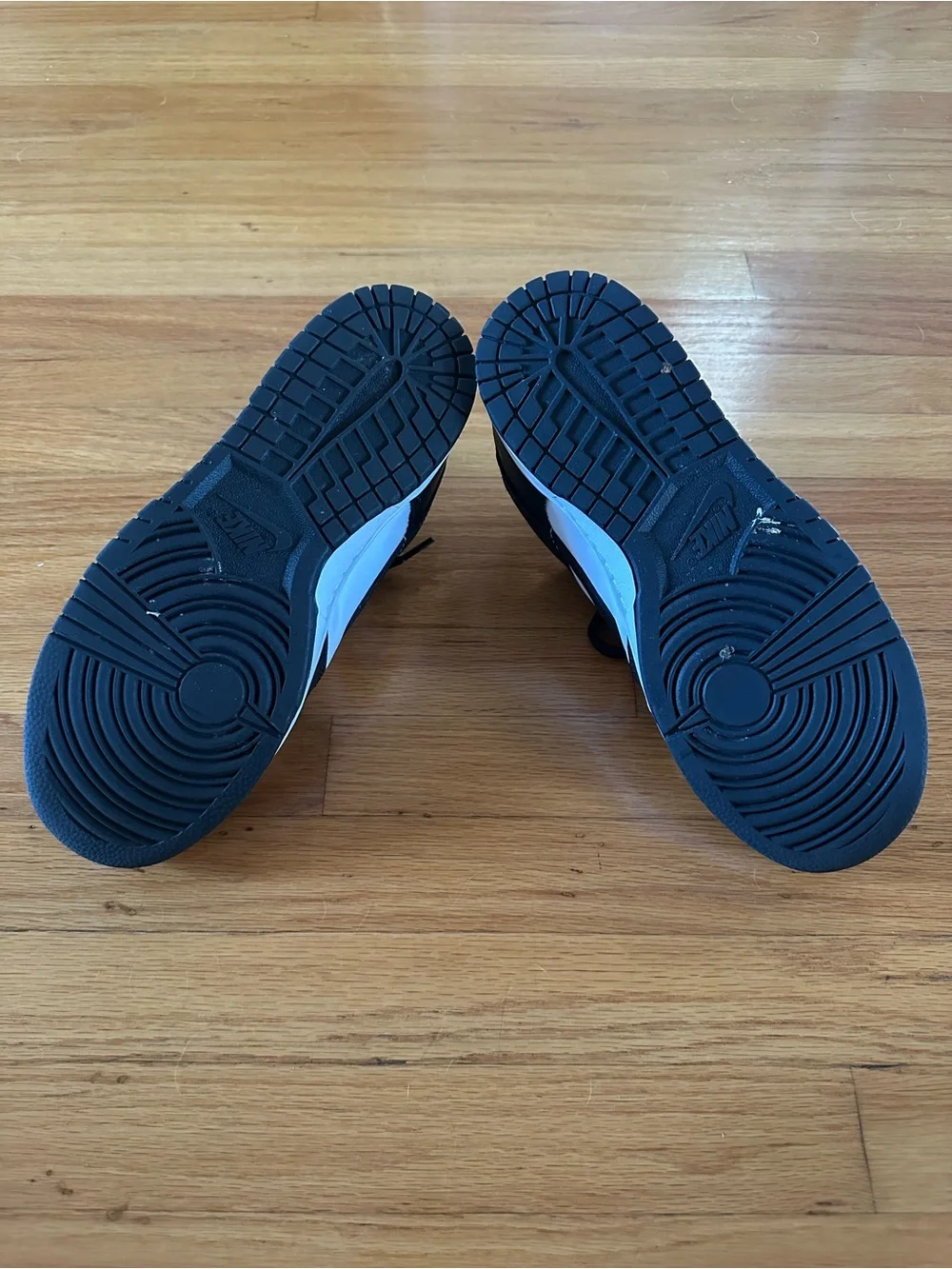 Nike Men’s Black and White Low-Top Athletic Sneakers